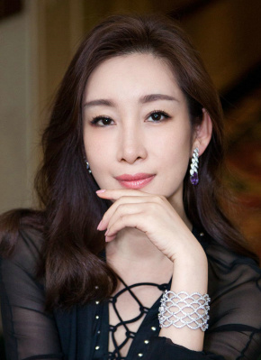 《深海》是导演田晓鹏继“国产动画电影里程碑”《大圣归来》之后，历时7年筹备制作的又一部现象级力作；同时，也是彩条屋影业继《哪吒之魔 《大白鲨》定档5月15日！